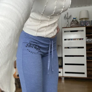 Lågmidjade mjukisbyxor - Jättesköna blåa mjukisbyxor från Hollister som tyvärr blivit för korta för mig, jag är 176 så passar någon som är kortare🤗