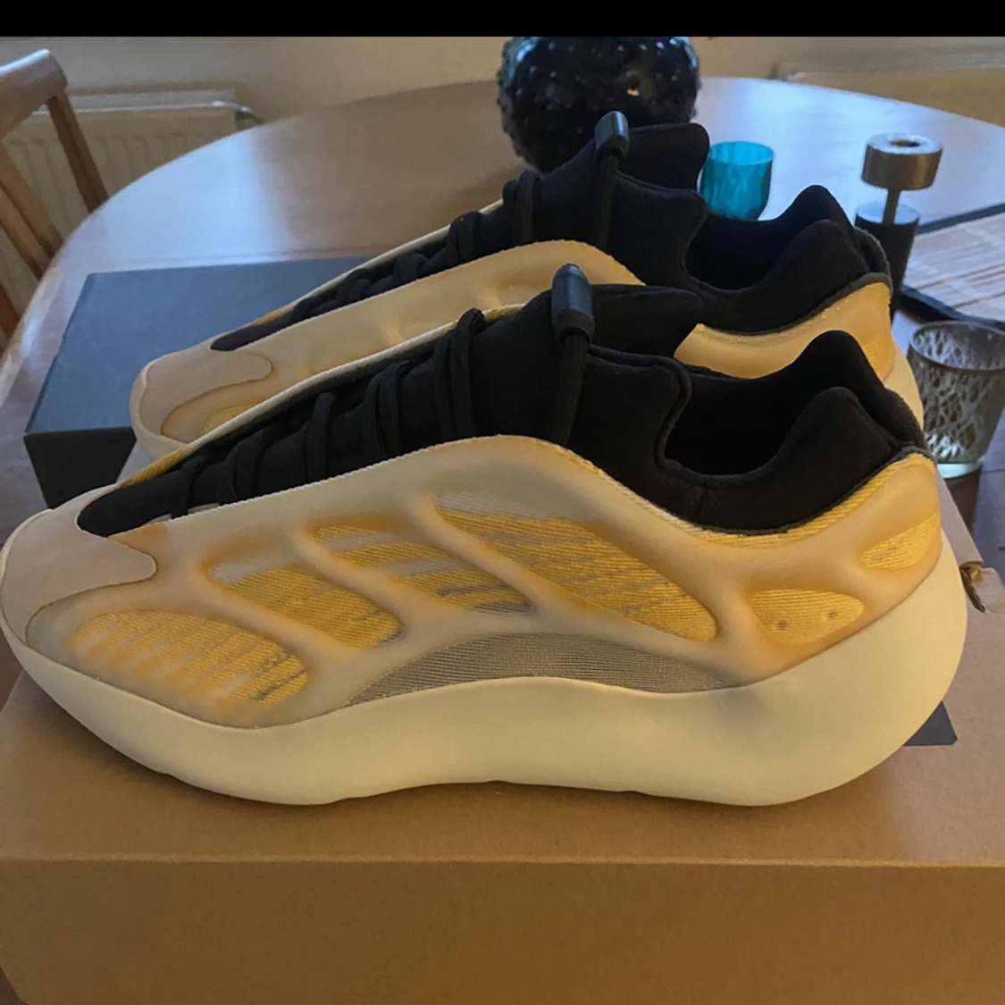 Yeezy 700 V3 mono safflower