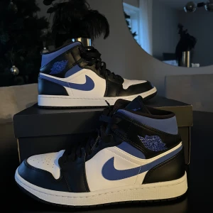 JORDAN 1 MID RACER BLUE  - Säljer min Jordan 1 Mid Racer Blue. En perfekt julpresent. Ny skick endast lite creasing || storlek 43 || Box, Oderkonfirmation och skann i skon tillkommer. Frågor och funderingar skriv!
