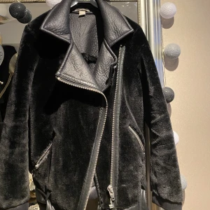 Aviator jacka päls - Aviator jacka i päls från Hm. Står 34 i jackan men tycker den är större i storleken 