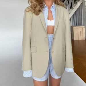 Djerf Avenue Forever Blazer Greige - Säljer en helt oanvänd Forever Blazer Greige i storlek Small☺️ kommer med alla lappar i samma kartong den levererades i! Nypris är 1999 SEK. 