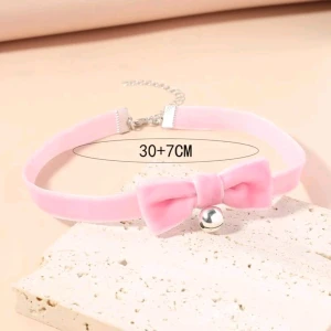 Rosa choker med bjällra - En rosa choker med bjällra, aldrig använd.