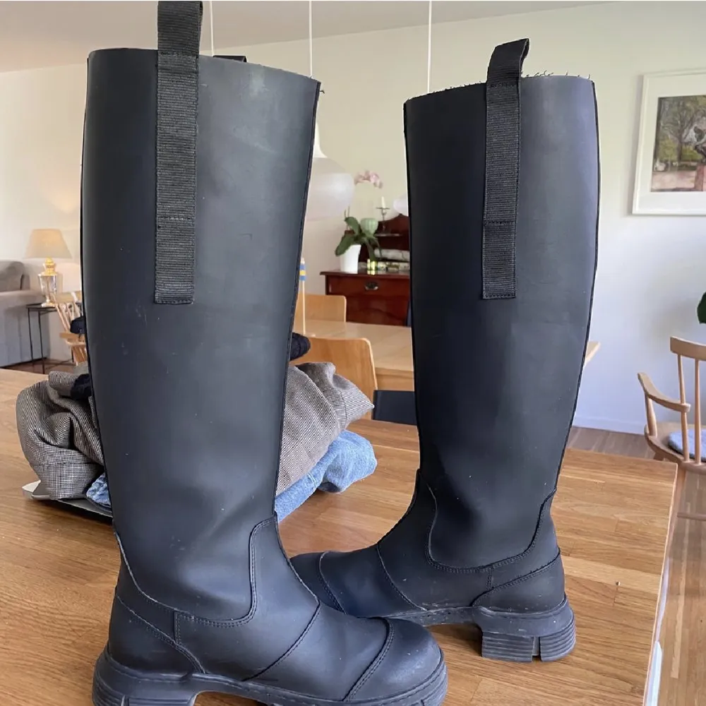 Lägger ut igen då jag inte fått dem sålda!Ganni rubber boot i strl 38 som aldrig kmr till användning. I superbra skick, använda 4 gånger inga permanenta skador, endast lite smuts fläckar som går bort med vatten! Köpta för 2,500 dustbag och orginalkartong.. Skor.