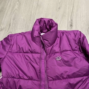 Adidas jacka - En skit snygg lila adidas jacka den är aldrig använd och lappen är kvar!! Alltså ny skick och säljs för ett bra pris även fast den är som ny💕 köparen står för frakt