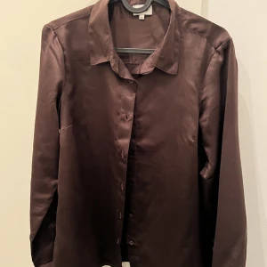 Brun skjorta - Storlek 36, endast använd 1 gång Helt ny kostar 350kr