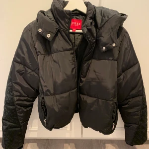 Vinterjacka  - En varm och fin Guess jacka Äkta, använd 2 gånger. Är i nyskick inga skador. Säljer pågrund av ingen användning. Pris kan diskuteras vid snabb affär 