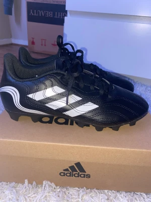 Adidas fotbollsskor  - Aldrig använt köpta för 500kr super bra skick