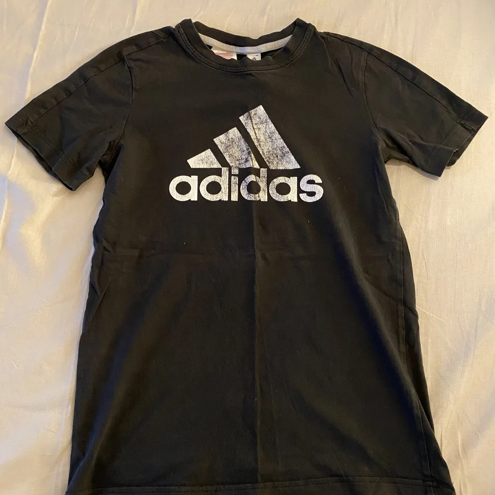 Svart adidas t-shirt storlek xs/s.. T-shirts.