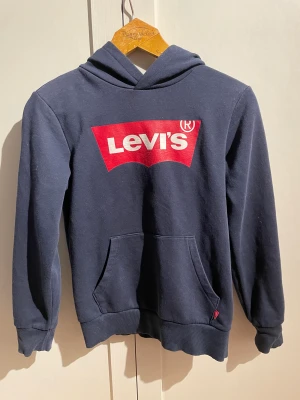 Levis box logo - En Levis Hoodie i storleken 12a som passar en 152 cm person.  Varan är i väldigt bra skick.