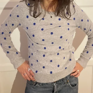 Säljer min gosiga prickiga topp💖❤️ - Najs material!!! Och fint skick🫣 Kommer från paraphrase och storlek M,  Angora❄️❄️
