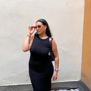 Svart klänning  - Svart klänning med öppen rygg