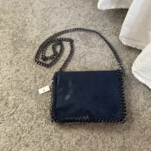 Stella mccartney väska  - Säljer denna super fina stella mccartney liknande väskan som jag har köpt i Spanien! Aldrig använd! Den är mer mörkblå än vad de syns på bilden! Säljer i fler färger o modeller så kolla min profil! 💙💙