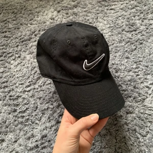 Nike keps  - Säljer denna Nike keps från Zalando då den inte används längre, använd fåtal gånger! 😍 Vid intresse tveka inte att kontakta! 