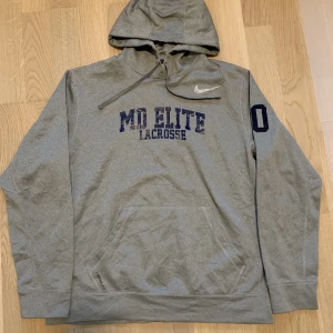 Vintage Nike hoodie  - Sjukt snygg vintage Nike hoodie i storlek herr M. Plagget är i mycket bra skick och är svår att få tag på. Kan fraktas eller mötas upp i Malmö/Lund. Skicka ett meddelande för fitpic, mått eller annat!