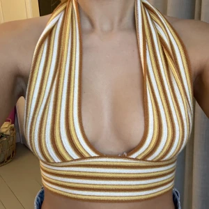 Sommartopp - Otroligt fin sommartopp. Storleken är one size då man kan knyter så hårt man vill där bak. Tror däremot toppen kan upplevas ostabil om man har väldigt stora bröst då tyget är väldigt mjukt och lent.   ✨köparen står för frakt✨