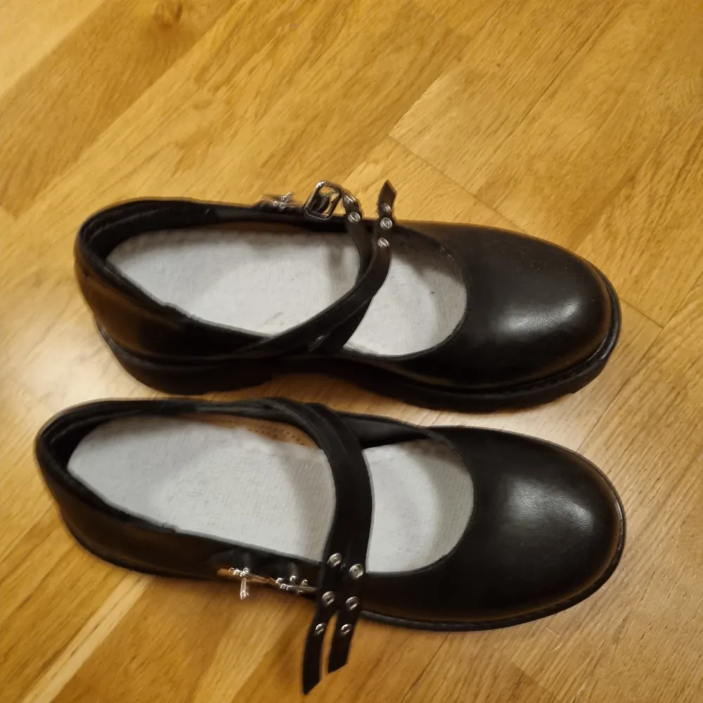 Ett par helt nya och oanvända Mary jane skor från Scorett. Köpte de för någon månad sen för nypriset 1200 kr. Men har inte fått användning av dem då de inte passar helt mina fötter. Gör en intressekoll först för att se om någon är intresserad💗  . Skor.