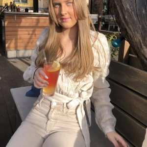 Omlott tröja med knytning  - Väldigt fin blus från nakd. Använd cirka 2 gånger! Passar XS/S.