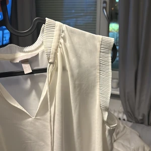 Topp  - Säljer denna söta blusen typ från hm,köpare står för frakt💕