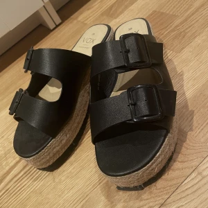 Tofflor  - Söta tofflor som aldrig är använda, Storlek 39 