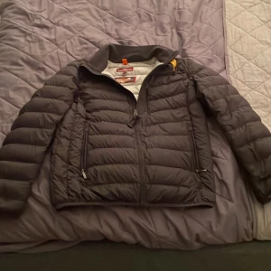 Parajumer Jacka  - Storlek Xs Passar alla från 170-170 9/10 skick Sällan använd har använt den fåtal gånger. Skriv om mer information  Den är äkta 