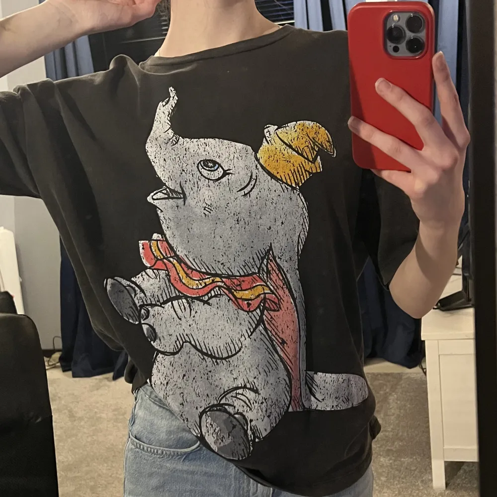 Jätteskön lite oversized tshirt som är grå med ett elefanttryck, från Zara. Använd typ 3-4 gånger och är nästan som nytt skick☺️ Passar XS-M beroende på hur man vill att den ska sitta:). T-shirts.