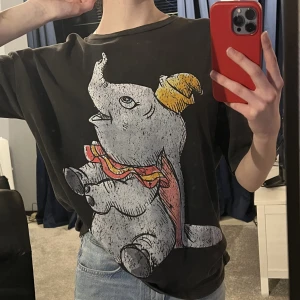 T-shirt med tryck - Jätteskön lite oversized tshirt som är grå med ett elefanttryck, från Zara. Använd typ 3-4 gånger och är nästan som nytt skick☺️ Passar XS-M beroende på hur man vill att den ska sitta:)
