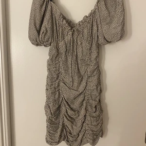 Klänning  - Så fin klänning från zara, aldrig använd och lappen är kvar. 