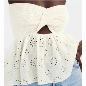 Zara topp - Säljer nu denna super trendiga toppen! Passar mig som är storlek M ofta. Pris vid köp 259kr och knappt använd💗