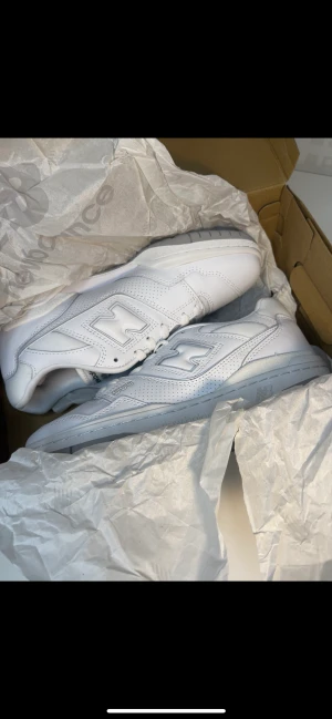 New balance 550 white grey - Efterfrågade skor i marknaden. Säljs exklusivt för detta pris på Plick, däremot ligger de vanligtvis på 2500kr i vår webbplats. Köpare står för frakten. Alla skor går igenom äkthetscheck och vi garanterar att skorna är autentiska. 