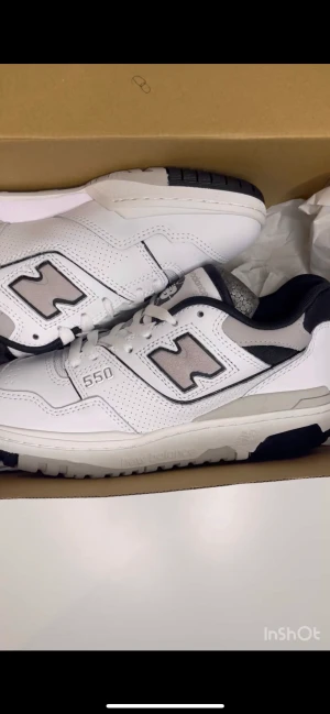 New balance 550 white black grey - Efterfrågade skor i marknaden. Säljs exklusivt för detta pris på plick, däremot ligger de vanligtvis på 2500kr i vår webbplats. Köpare står för frakten. Alla skor går igenom äkthetscheck och vi garanterar att skorna är autentiska. 