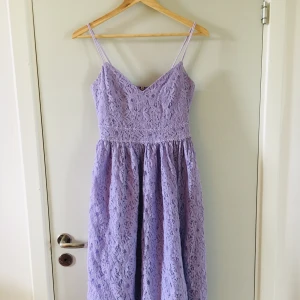 Klänning s - Fin ljuslila klänning i knälängd
