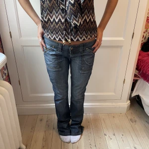 Snygga lågmidjade jeans😊 - Säljer mina supersnygga mörkblå jeans! Från gamla stradivarius! Storlek 38 skriv för fler bilder🌸