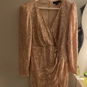Festklänning - Den är använd en gång. Den är insydd någon centimeter vid rumpan eftersom att den är lite stor i storleken. Köpt i berlin