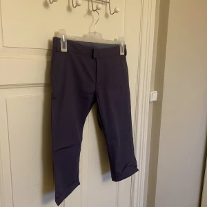 3/4 byxa från Peak Performance  - Säljer ett par snygga 3/4 byxa från Peak Performance. Oanvänd. Storlek 28. Givetvis äkta. Yttertyg: 60% bomull, 38% polyamid och 2% elastan. Foder: 57% polyester och 43% polyester återvunnen. Färgen är lila. 