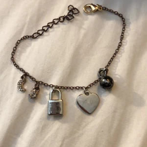 Armband💗 - Hej säljer de här armbandet det är 20 cm lång men de går ju att spena, ❤️🤩