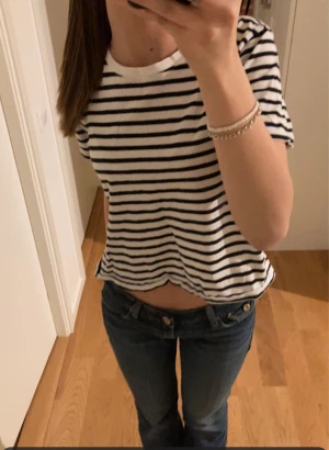Randig t-skirt från zara❤️ - En otroligt snygg randig t-shirt från zara i storlek M! Hör gärna av er vid intresse🫶🏻