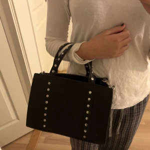 Väska med silver detaljer  - Säljer denna väska jag köpt för flera år sen men inte kommit till användning💗 nypris 499kr