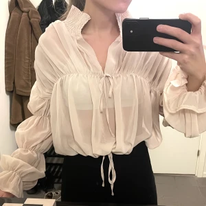 Snygg blus - Blus från Missguided Storlek 36. Aldrig använd. Buda eller köp direkt för 80kr. Köptes för 349kr