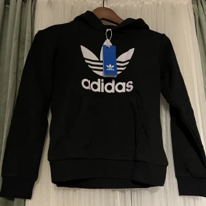 Adidas hoodie  - Säljer den här fina adidas hoodien då den var för liten aldrig använd bara provad.💗säljer för 350kr Nypris:499kr 💗skriv priv för mer info.
