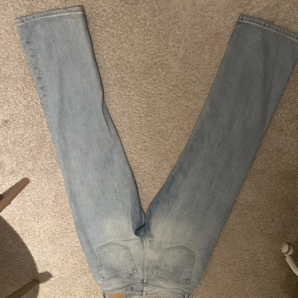 Monki jeans. Cirka 2år gamla men knappt använda. Är lite mer på den baggy sidan på den bakre delen av jeansen.. Jeans & Byxor.