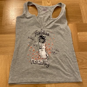 Söt grå linne - Grå linne med print, har används ett par gånger. 65kr + frakt 