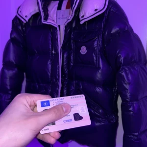 Moncler Branson - Cond: 9/10 Size: 3/M. Väldigt bra skick. Avtagbar huva och band i luvan för att kunna spänna. Ta den nu för 3900 då jag behöver göra plats för sommaren.