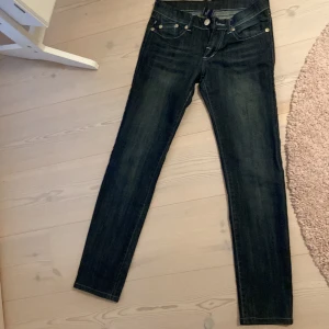 Low waisted jeans - Jättefina lågmidjade jeans. Har tyvärr inga bättre bilder då de tyvärr är för små. 