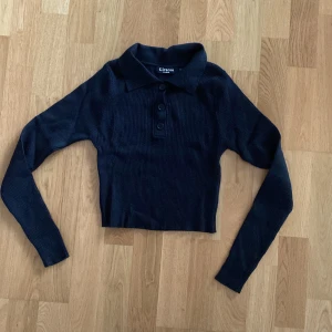Svart topp - En stickad svart kort tröja. Använd ett par gånger men fortfarande i bra kvalitet. Väldigt skön och passar till allt😊75 kr + frakt✨