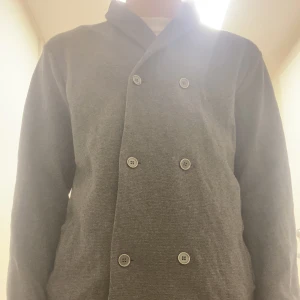 Hugo boss - Hej, säljer min helt nya Hugo boss kappa/overshirt!  Storlek S passar M   då den är overzised Kan även skickas mer bilder, och frågor o annat bara o  skriva, ha en trevlig dag! Finns qr kod och allt!