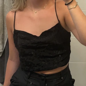 Satin linne - Svart Satin linne med leopardmönster och knytning bak från bikbok. Storlek XS/S skulle jag säga❤️