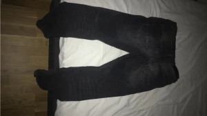 SUPPLY DEMAND BYXOR  - SUPPLY DEMAND byxor nästan helt nya storlek S