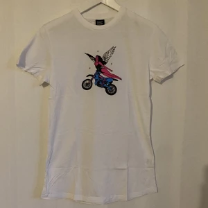 Drop Dead T-shirt  - Drop Dead T-shirt   Motorcycle flying angel  Aldrig använd   Storlek herr xs 
