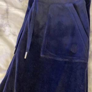 Juicy couture (SÖKER)!!!! - Söker någon som vill byta mina blåa juicy couture byxor i storlek S mot storlek.  xs kvittar vilken färg. Ena metallen på snöret är borta.  