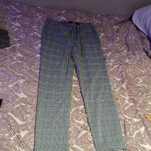 Festliga jeans  - Har bara använt de i några månader, bra i sjukt inget e trasig på de. 